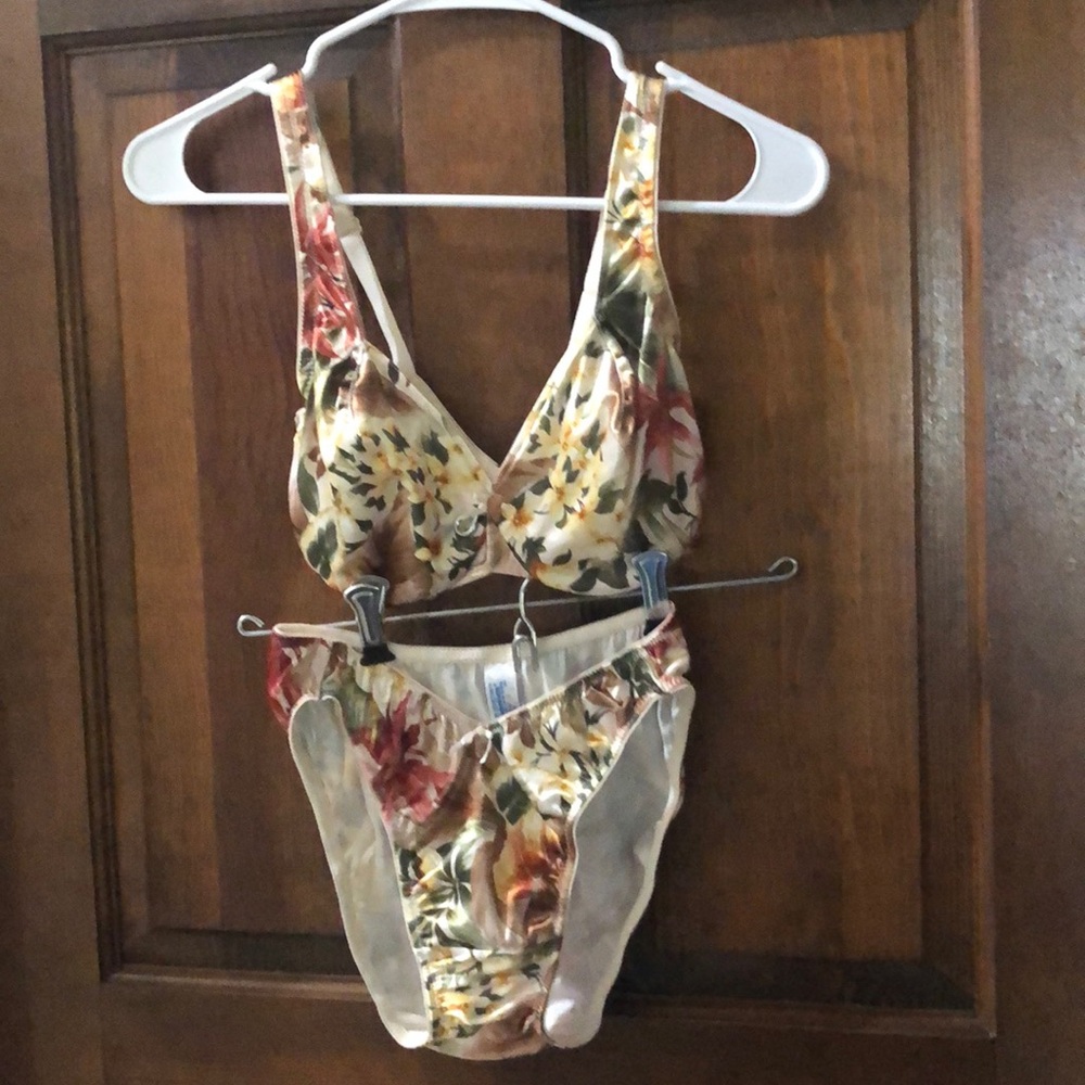 Maidenform bra and pantie set. Small